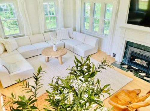 Waterfront Niagara-On-The-Lake Farmhouse on a Vineyard