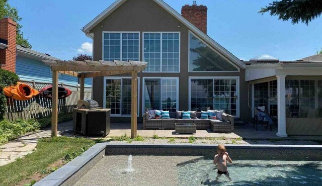 Waterfront Niagara Home w/Hot tub & Fire table