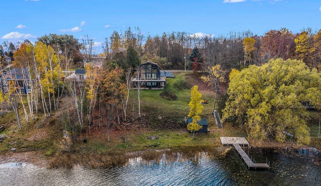 Waterfront Nordic Lodge on All Sports Lake, come with the whole family.