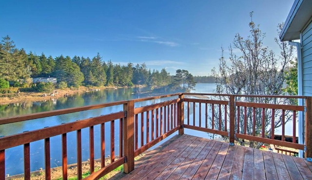 Waterfront North Bend Home 9 Miles into Town