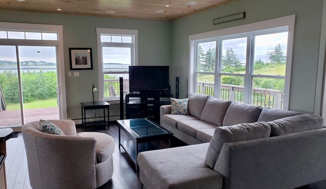 Waterfront, North Shore, close to beaches & city, sleeps 10