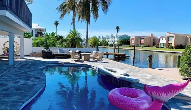 Waterfront Oasis, Heated Pool, Dock, Golf Cart & Chef’s Kitchen