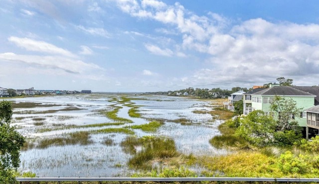 Waterfront Oasis: Perfect 5 Bedroom Beach Getaway with Amazing Inlet Views