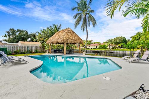 Waterfront Oasis, Heated Pool, MiniGolf, TikiHut