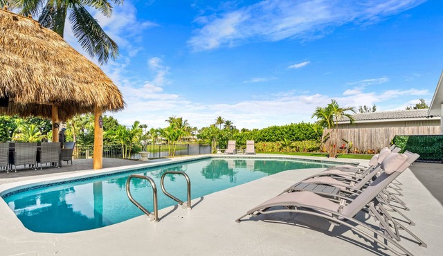 Waterfront Oasis w/Pool, Minigolf & TikiHut! Perfect for Families