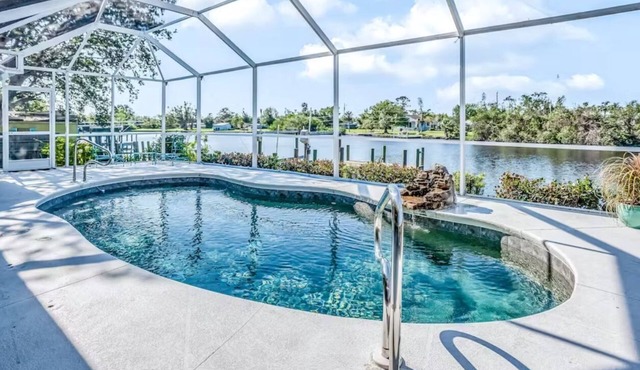 Waterfront Oasis w/Private Pool, Fishing, Gulf access in sunny SW Florida!