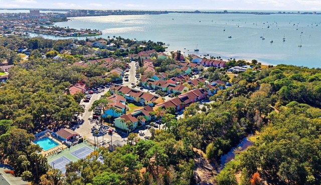 Waterfront Oasis Private Beach Access 2 Pools
