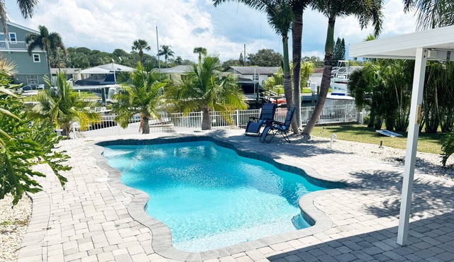 Waterfront Oasis w/heated Pool Dock Kayaks Fishing