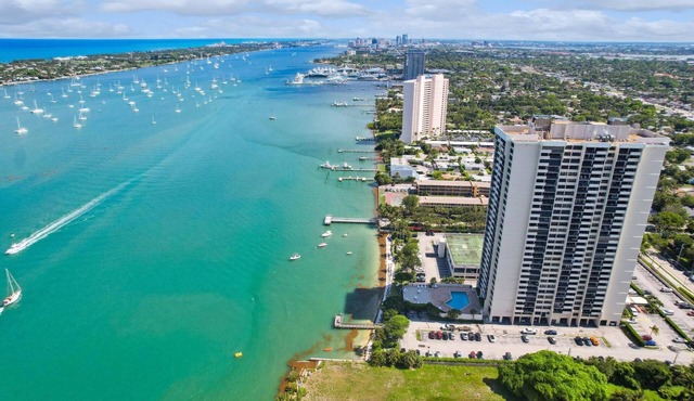 Waterfront Oasis: Spectacular Vacation Rental Near all Palm Beach Has to Offer