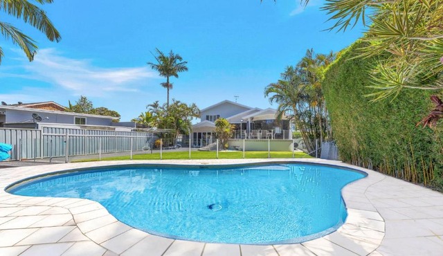 'Waterfront Oasis' by HolidayCo