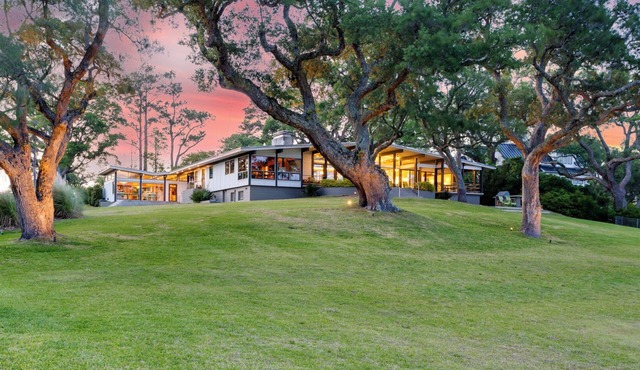 Waterfront Oasis: Dock, Recreation Hall & Pet-Friendly!