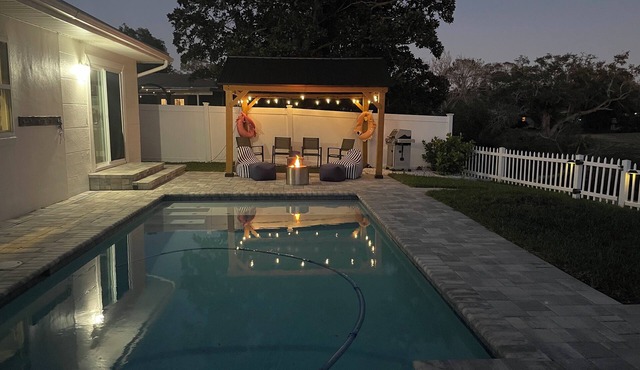 Waterfront Oasis: Heated Pool, Hot Tub Largo with AC, WiFi