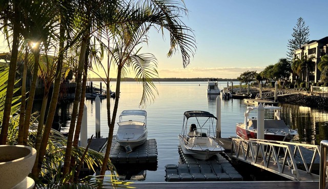 Waterfront Oasis in Runaway Bay with FREE WIFI - CoastHM