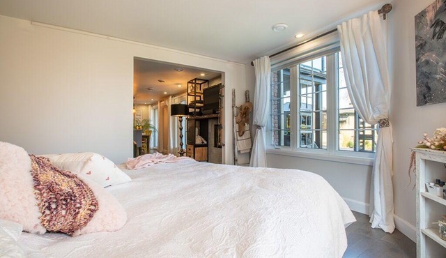 Waterfront Oasis: Luxury Retreat Between Ottawa and Montrealnn