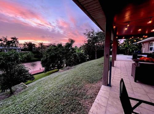 Waterfront Oasis! Minutes to beaches/downtown!