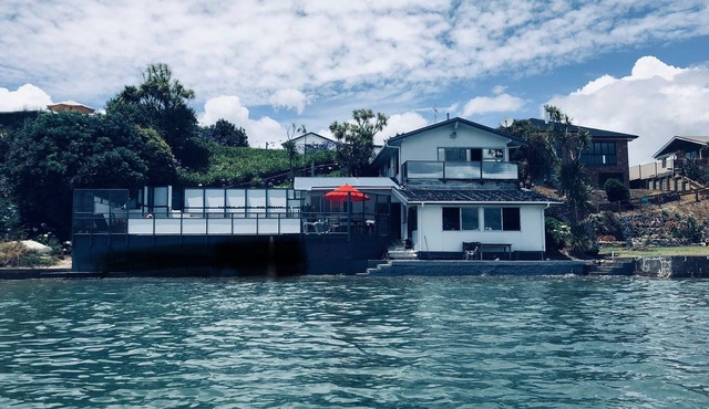 Waterfront Oasis: Panoramic views, pool, pet-friendly. Like living on a boat.