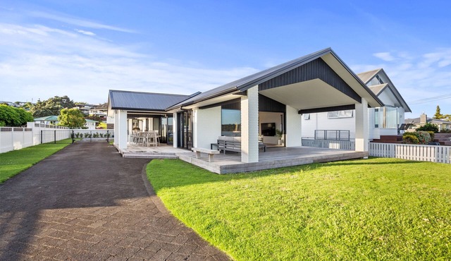 Waterfront Oasis - Omokoroa Holiday Home