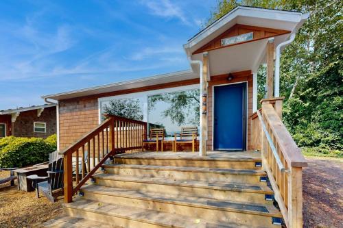 Waterfront Oasis on the Nehalem River with Free WiFi & Dock - Dog Friendly