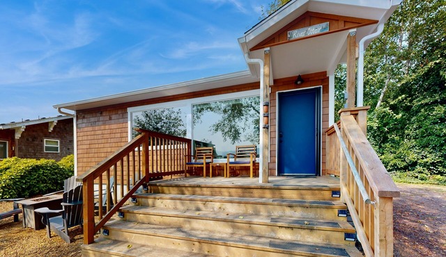 Waterfront Oasis on the Nehalem River with Free WiFi & Dock - Dog Friendly