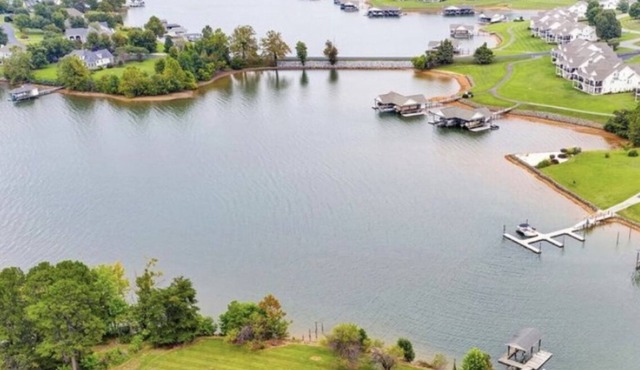 WATERFRONT OASIS! PADDLE BOARDS, KAYAKS & OUTDOOR MOVIE SCREEN COME WITH STAY!