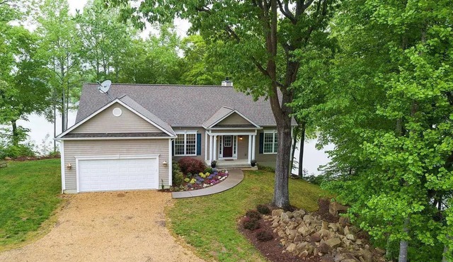 Waterfront Oasis! Ready to Make a Splash?