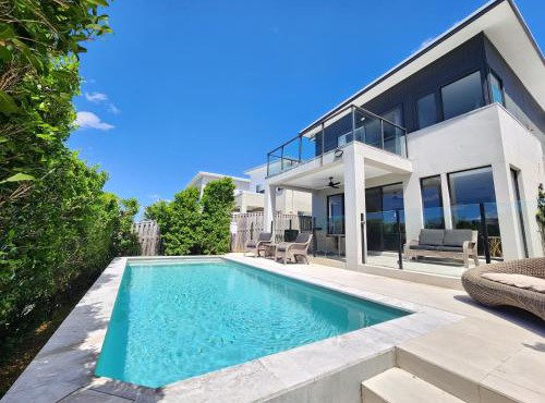 Waterfront Oasis Retreat in Hope Island