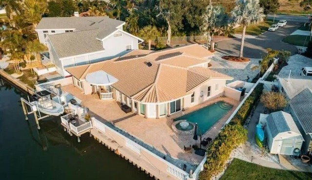 Waterfront Oasis: Serene Retreat 7Mins To Beach!