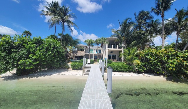 Waterfront oasis w/white sand beach, pool & dock minutes to Delray & Palm Beach!