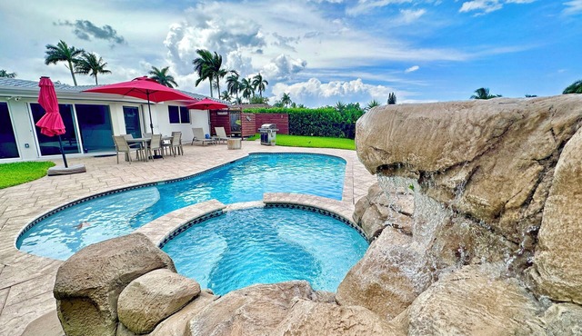 Waterfront Oasis – Private Heated Pool & Waterfall Hot Tub