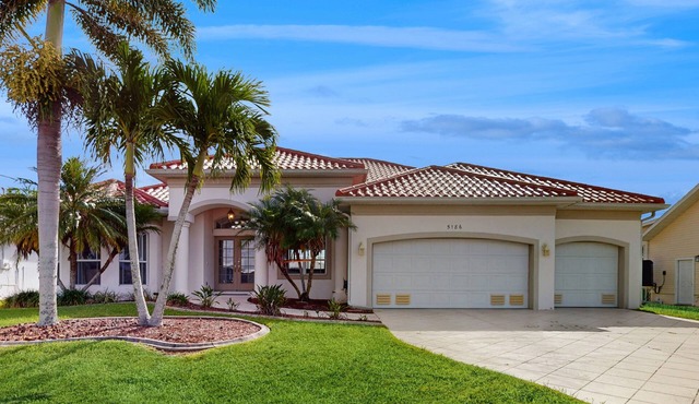 Waterfront Oasis W/Private Pool, Dock, Fast WiFi & Ideal Location - Dogs OK