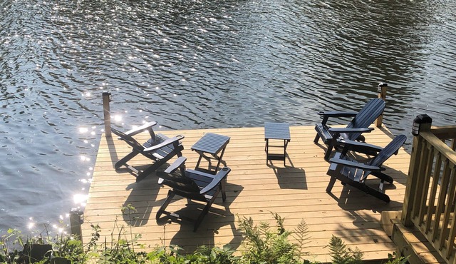 Waterfront Oasis w/Great Views, 5 beds & deck over the Creek!