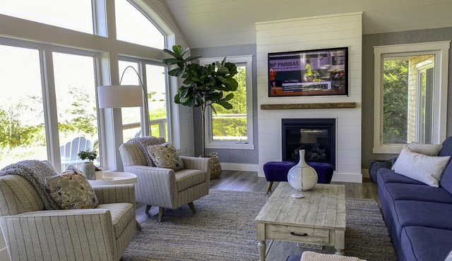 Waterfront oasis with private dock, hot-tub, 2 minutes to beach