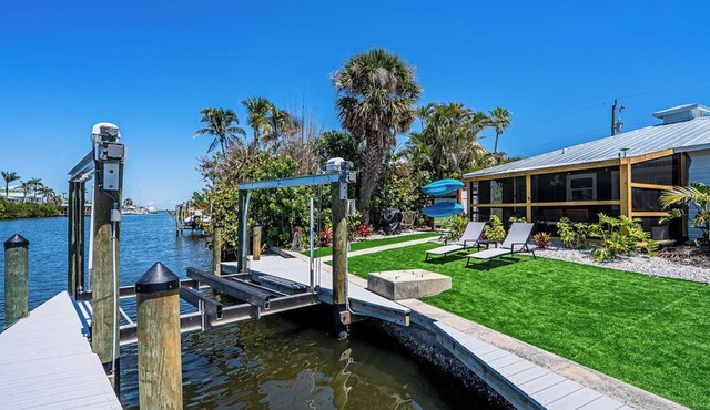 Waterfront Oasis with Boat Lift & Hot Tub in Bokeelia