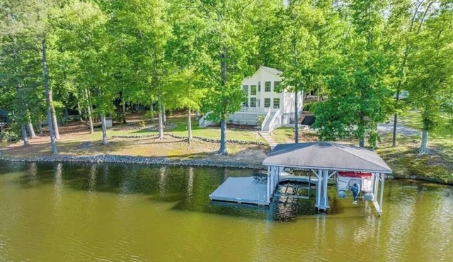Waterfront OasisnnWaterfront 4-bedroom home with dock in a no-wake zone!
