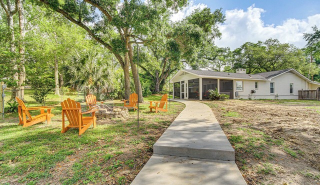 Waterfront Ocean Springs Retreat: Lanai & Hot Tub!