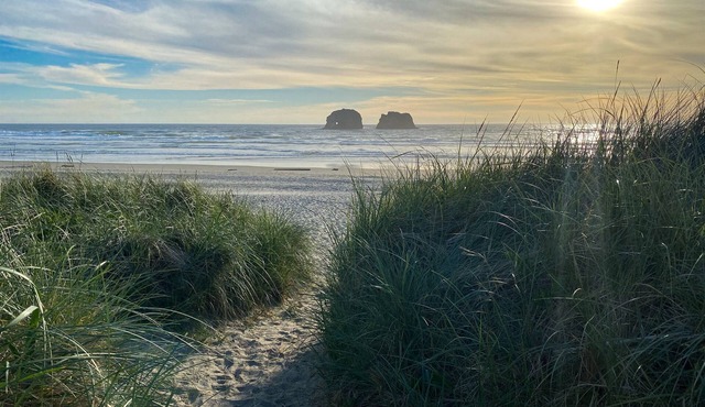 Waterfront Oceanview Rockaway beach home|Steps to beach & Downtown|WiFi|W&D