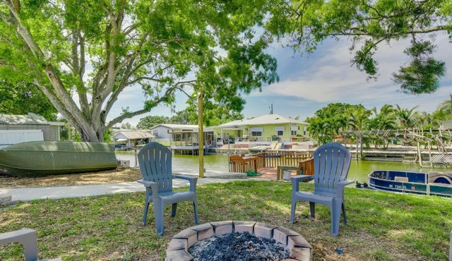 Waterfront Okeechobee Getaway with Backyard Dock!