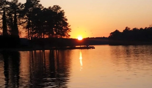 Waterfront on Lake Sinclair 4 bedroom 4bath Bring your boat or relax on the lake