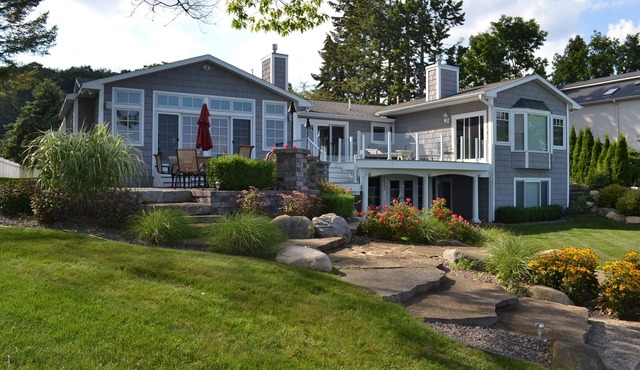 Waterfront on West Bay. 15 min to Traverse. Fire pit, gas grill, Sauna, AC