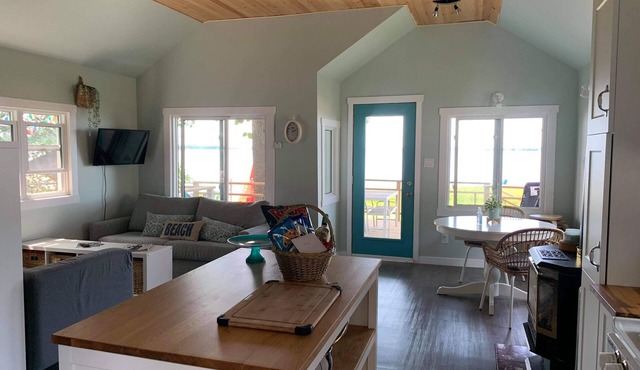 Waterfront Ottawa River Cottage sleeps 4-6