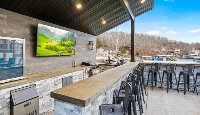 Waterfront, outdoor bar & grilln2 boat slip dock, fire pit, Close to Coconuts!