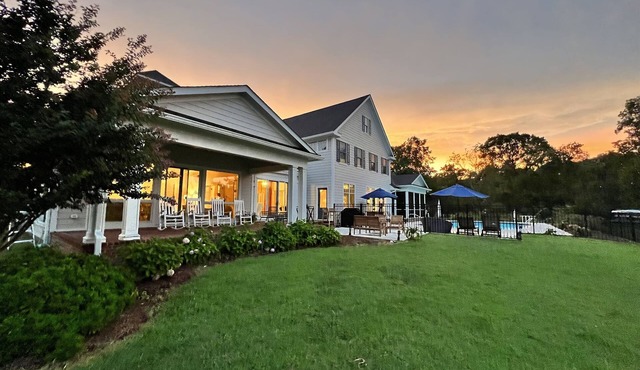 Waterfront panoramic point w/pool, perfect for traveling couples, families