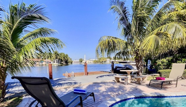 Waterfront Paradise: Heated Pool, Marina, Kayaks, 1 mile to the beach