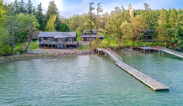 Waterfront Paradise with Game Room! (BA)