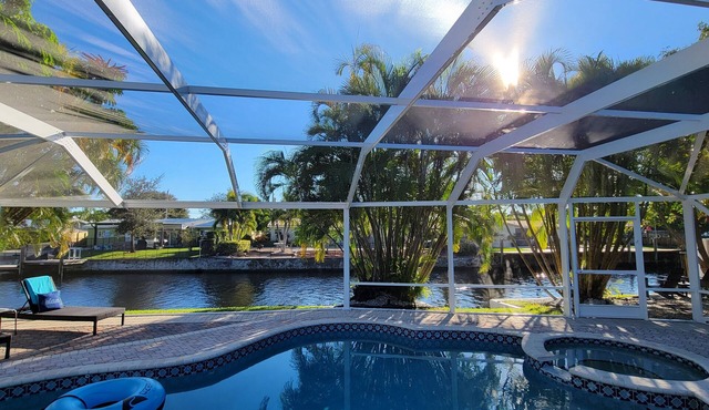 Waterfront Paradise/hot tub ~ outdoor bar & grill ~ miniature golf ~ playground