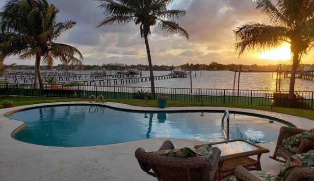 Waterfront , Paradise Luxury Intracoastal Home with Private Pool, East Lantana.
