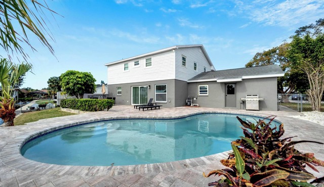 Waterfront Paradise - Modern - Pool & Grill