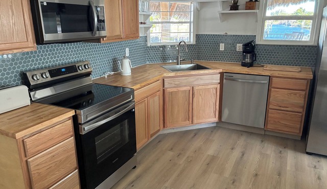 Waterfront Paradise w/Tiki Hut and just Minutes to downtown Punta Gorda