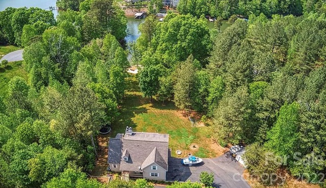 Waterfront Paradise on Lake Lookout Shoals