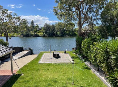 Waterfront Paradise with Jetty, BBQ, Pool table, & more